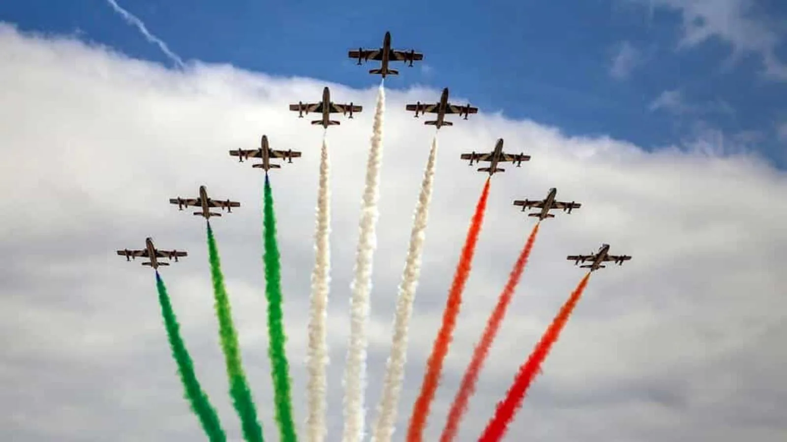 Frecce Tricolori in flight